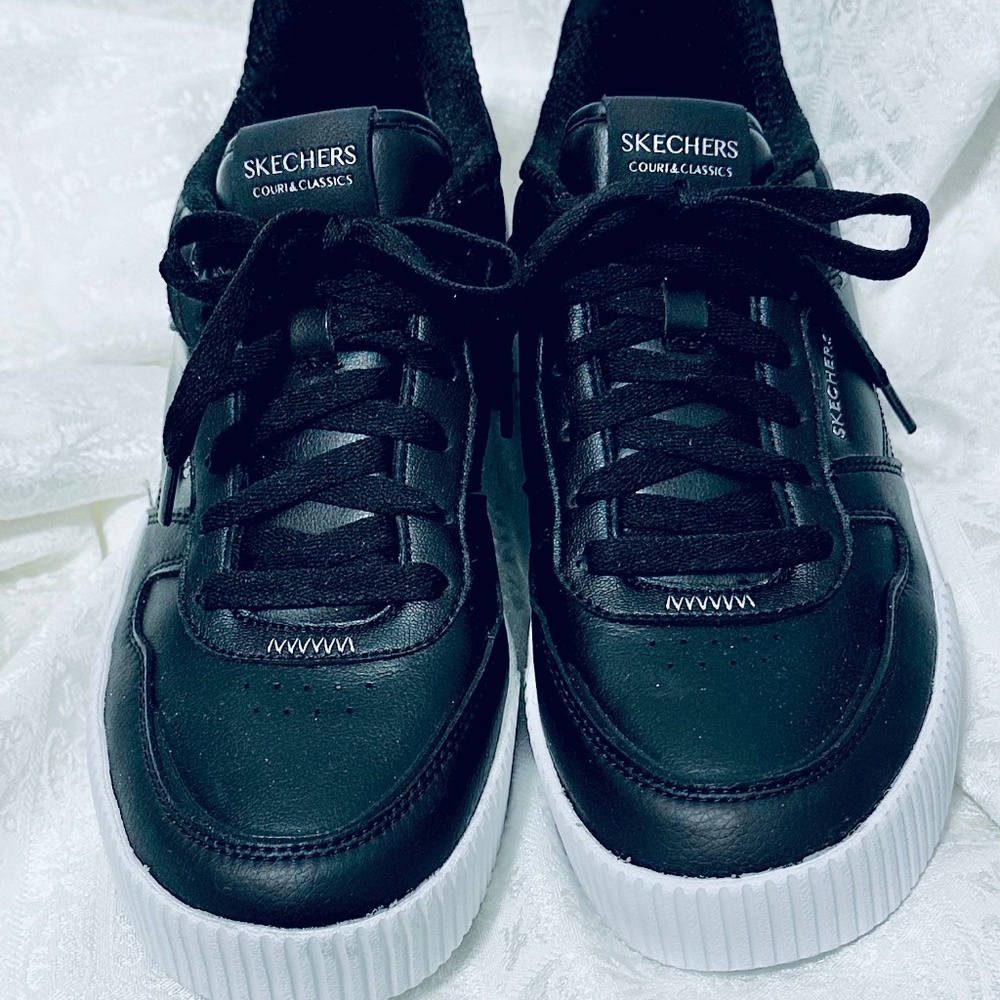 Women NWOB black memory foam sneakers 9.5